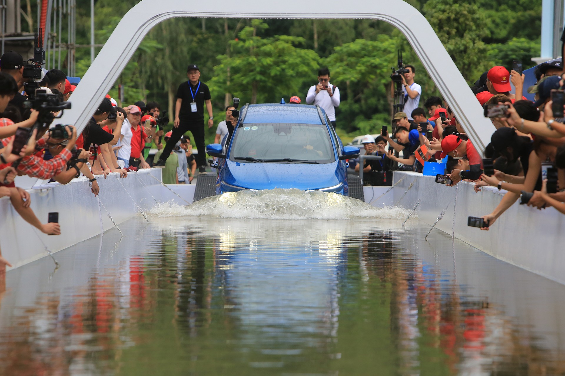 dong-co-vinfast-van-hanh-ra-sao-trong-dieu-kien-ngap-nuoc