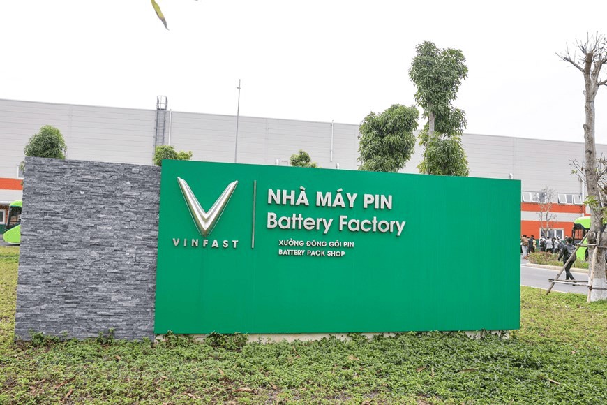 vi-sao-pin-xe-dien-lai-dat-bang-gan-mot-nua-gia-tri-xe-quy-trinh-san-xuat-pin-xe-dien-tai-vinfast