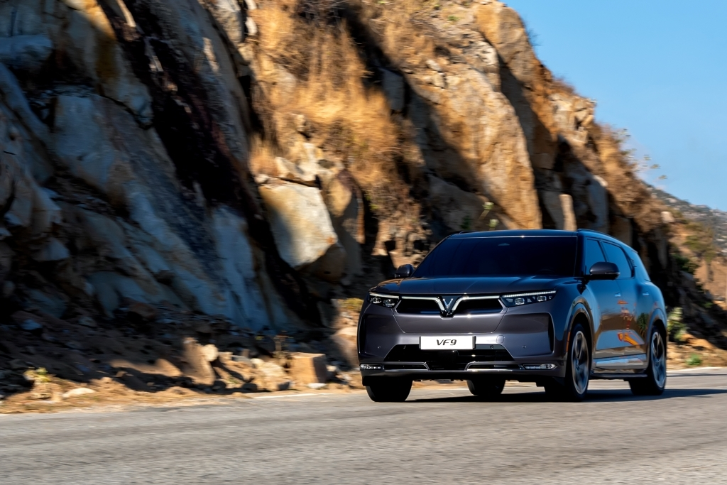 ban-linh-dan-dau-vinfast-vf-9-vuot-bao-tuyet-canada-va-dang-cap-suv-dien-hang-sang