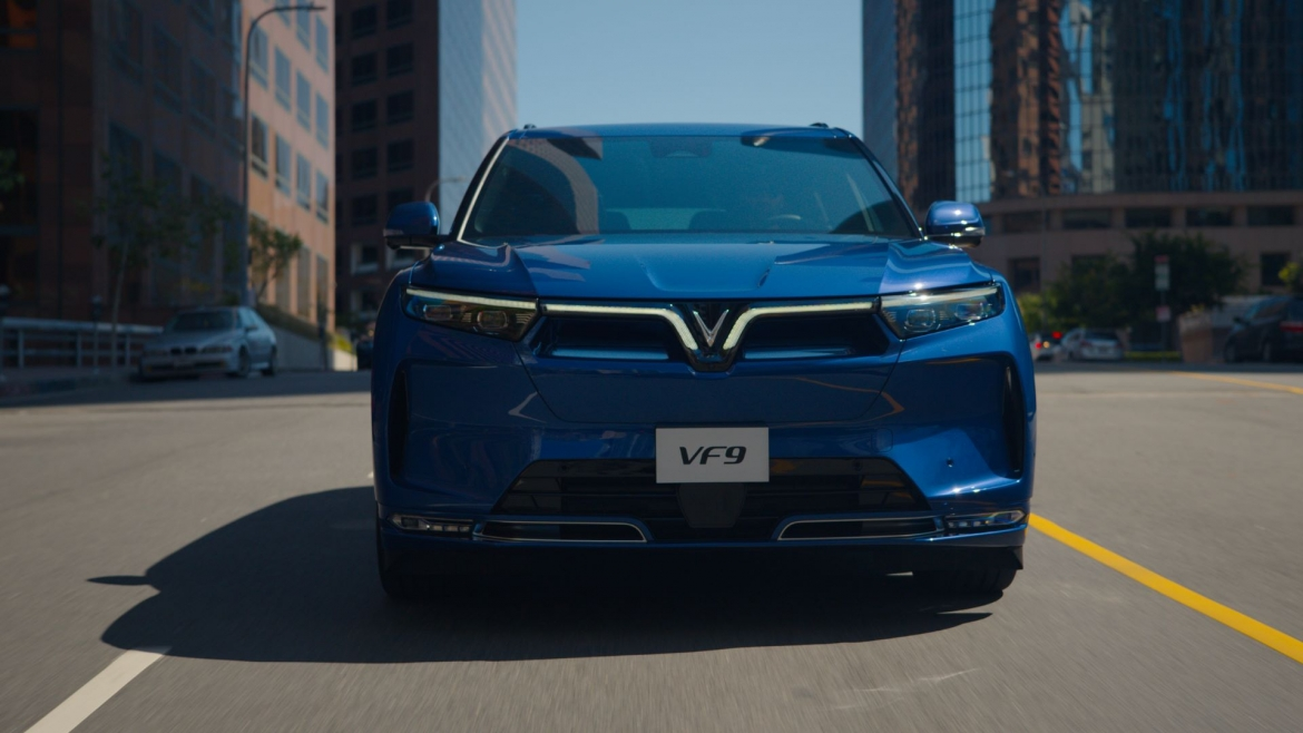 ban-linh-dan-dau-vinfast-vf-9-vuot-bao-tuyet-canada-va-dang-cap-suv-dien-hang-sang