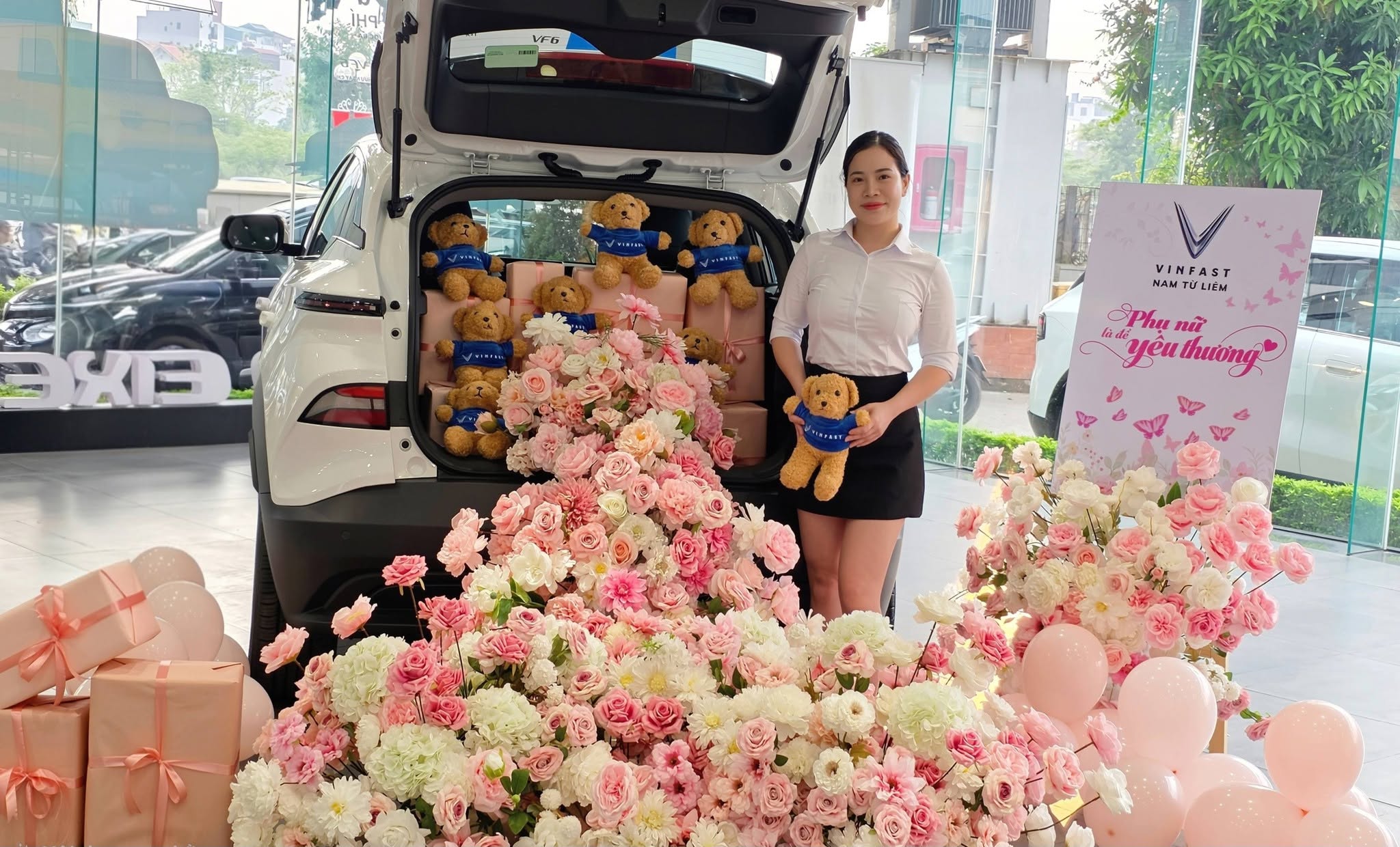 chao-mung-20-10-tai-vinfast-nam-tu-liem-check-in-goc-decor-sieu-xinh-lai-thu-xe-dien-nhan-qua-tang-yeu-thuong