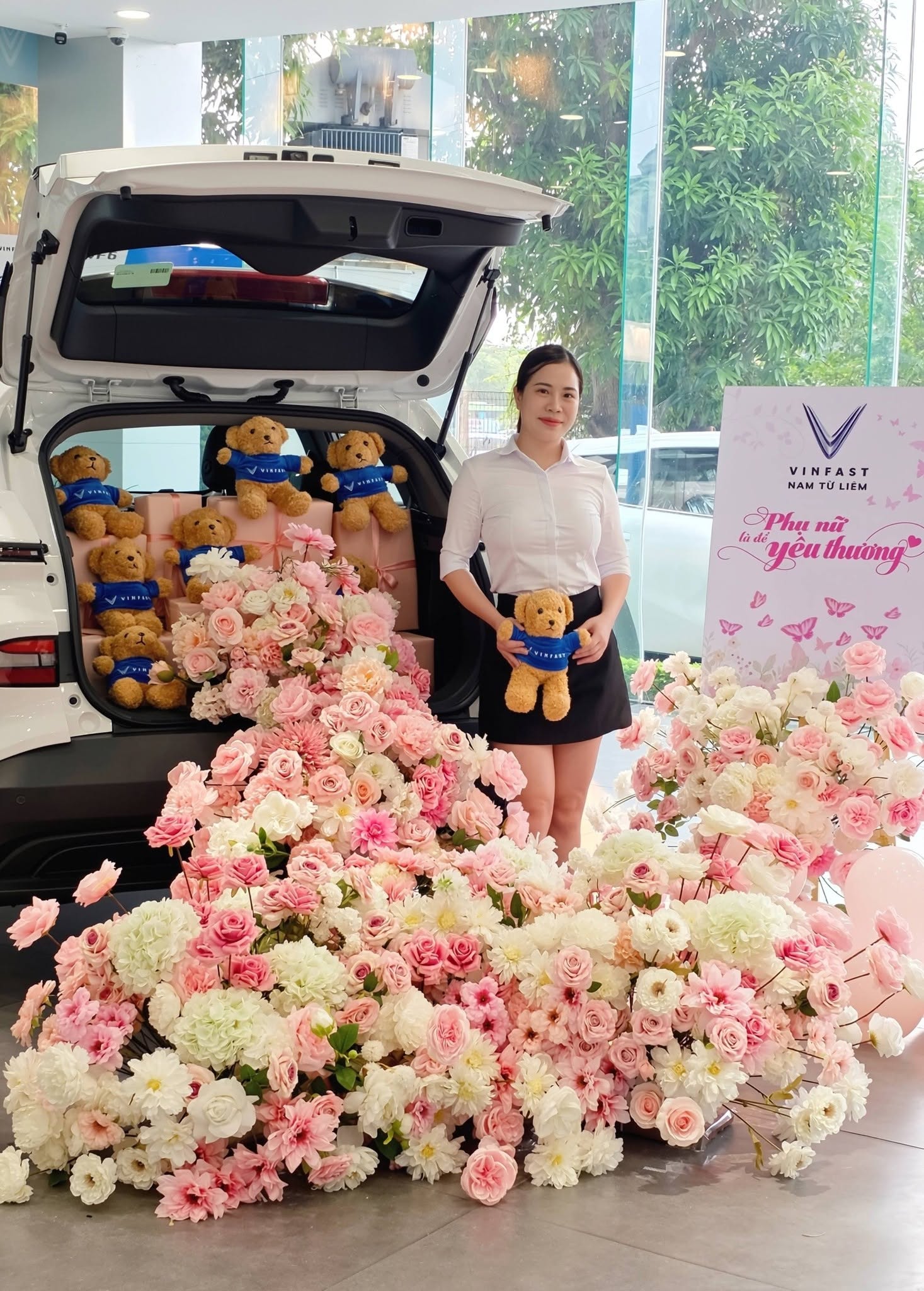chao-mung-20-10-tai-vinfast-nam-tu-liem-check-in-goc-decor-sieu-xinh-lai-thu-xe-dien-nhan-qua-tang-yeu-thuong
