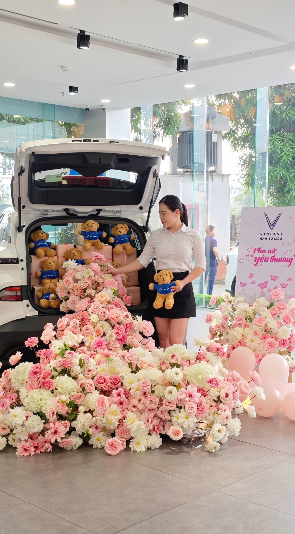 chao-mung-20-10-tai-vinfast-nam-tu-liem-check-in-goc-decor-sieu-xinh-lai-thu-xe-dien-nhan-qua-tang-yeu-thuong