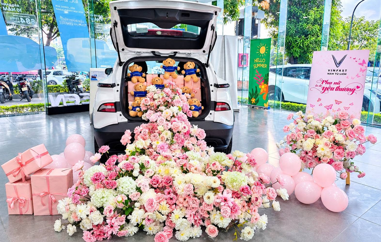 chao-mung-20-10-tai-vinfast-nam-tu-liem-check-in-goc-decor-sieu-xinh-lai-thu-xe-dien-nhan-qua-tang-yeu-thuong